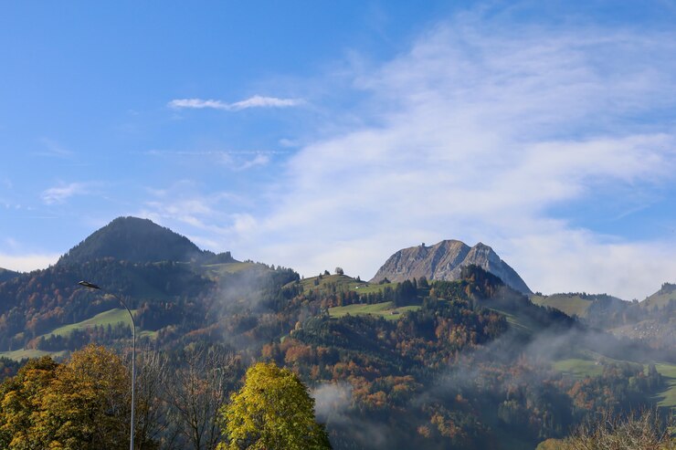 Vista del paisaje natural de montaña y parque natural en la temporada de otoño en Suiza