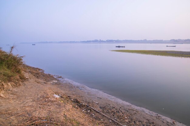Vista del paisaje natural de la orilla del río Padma con el agua azul