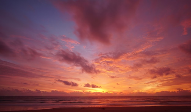 Vista del paisaje de la naturaleza del mar de la playa en el cielo del atardecer Fondo crepuscular Hermoso cielo al atardecer Naturaleza un