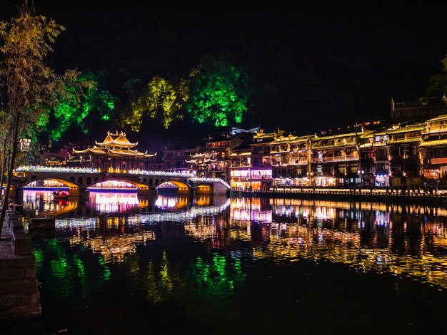 Vista del paisaje en la noche del casco antiguo de fenghuang .phoenix ciudad antigua o condado de Fenghuang, un condado de la provincia de Hunan, China