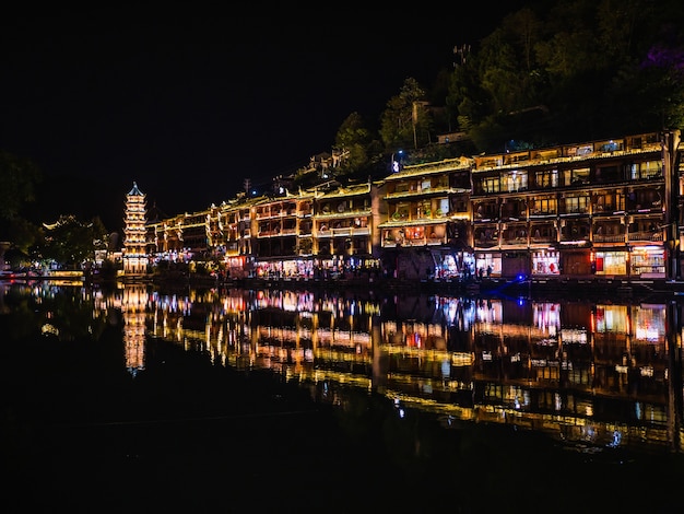 Vista del paisaje en la noche del casco antiguo de fenghuang .phoenix ciudad antigua o condado de Fenghuang, un condado de la provincia de Hunan, China