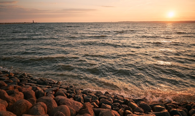 Vista del paisaje nocturno del mar Báltico Puesta de sol sobre el mar con playa