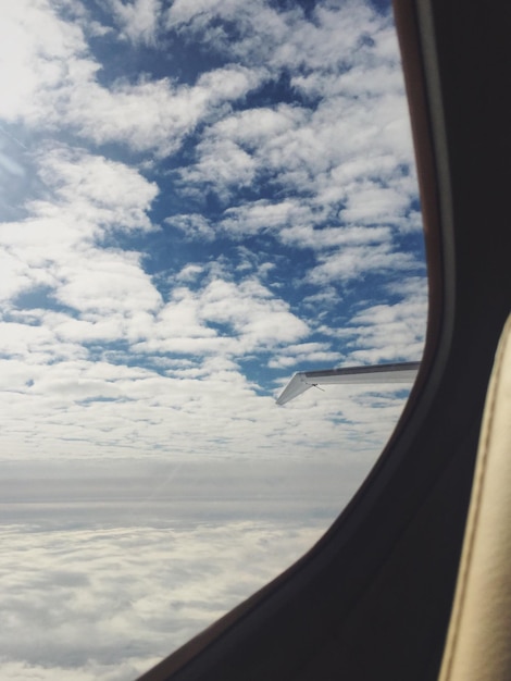 Vista del paisaje de nubes desde la ventana de un avión