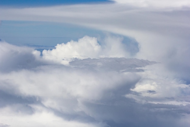 Vista del paisaje nublado durante el vuelo en el avión
