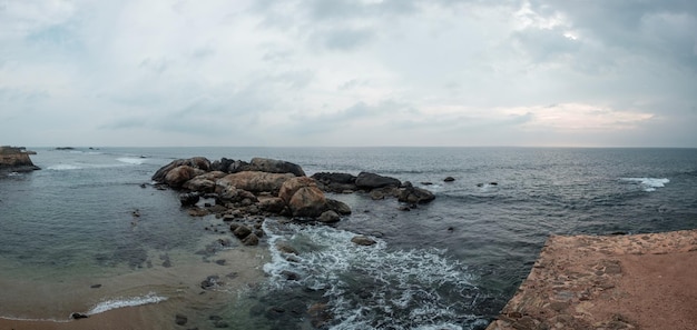 Vista del paisaje en el océano de la costa rocosa en Galle Srilanka