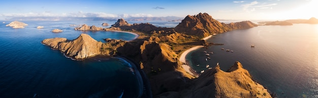 Vista del paisaje desde la parte superior de la isla de Padar en las islas de Komodo