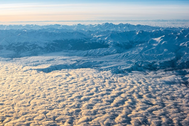 Vista del paisaje de picos de montaña