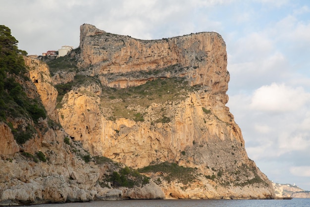 Vista del paisaje en la playa de Cala Moraig con acantilado Alicante España