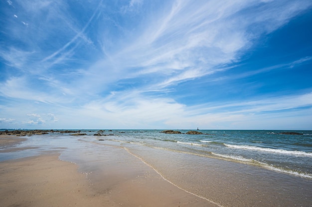 Vista del paisaje de la playa de huahin con un horizonte interminable en Prachuap Khiri Khan thaailandHua Hin Beach es una de las playas más populares de Tailandia