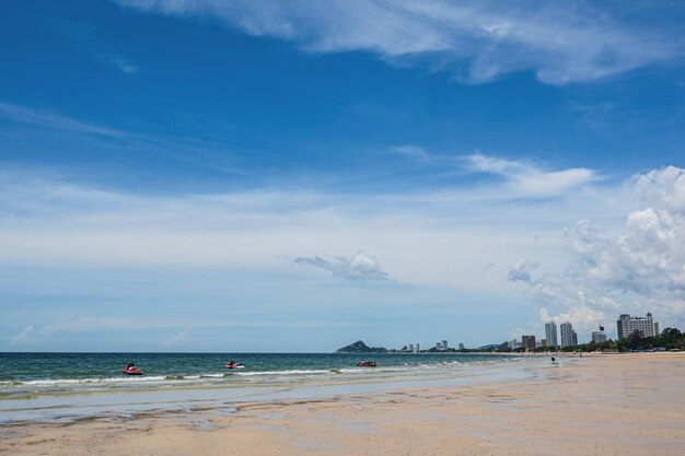 Vista del paisaje de la playa de huahin con un horizonte interminable en Prachuap Khiri Khan thaailandHua Hin Beach es una de las playas más populares de Tailandia