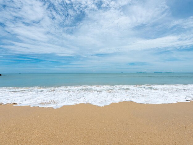 Foto vista del paisaje de una playa tropical bajo el sol en un día soleado