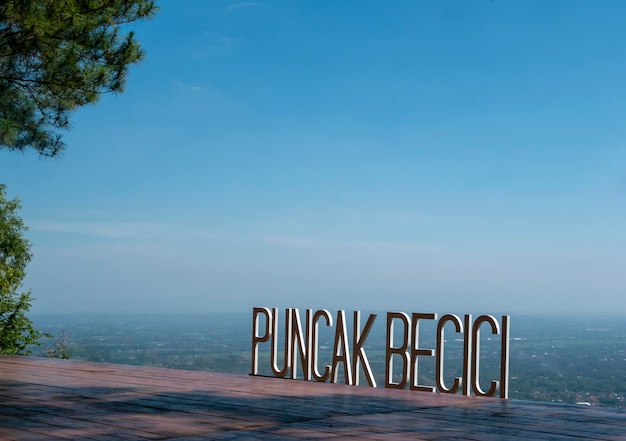 Vista del paisaje desde Puncak Becici o Becici Peak en Yogyakarta Indonesia