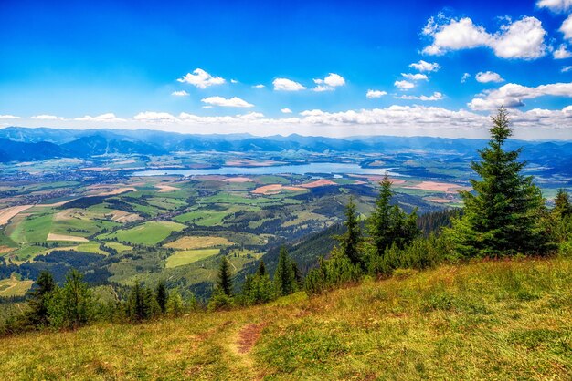 Foto vista del paisaje de la región de liptov y el lago liptovska mara desde la colina babky en los tatras occidentales