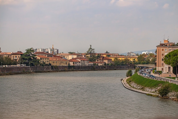 Vista del paisaje del río Adige en Verona en Italia en un día soleado