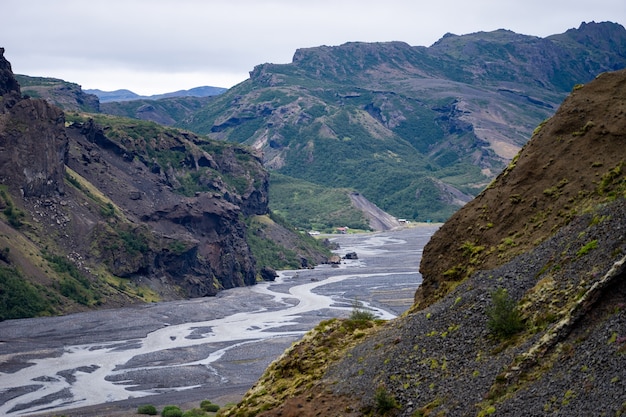 Vista del paisaje del río y el cañón de las montañas de Thorsmork.