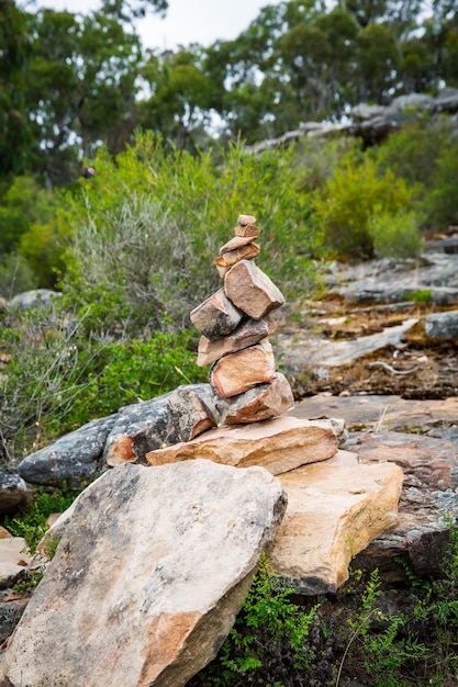 Vista del paisaje de roca de piedras de montón en el Parque Nacional Grampians Victoria en el bosque