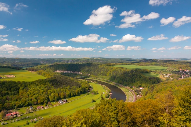 Vista del paisaje rural verde de verano, Alemania, campo del río Elba.