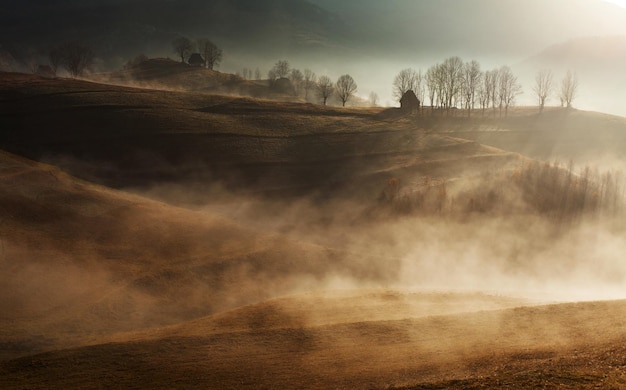 Vista del paisaje durante el tiempo de niebla