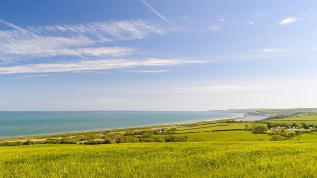 Vista del paisaje a través de los campos hacia Slapton Sands y la costa de Devon