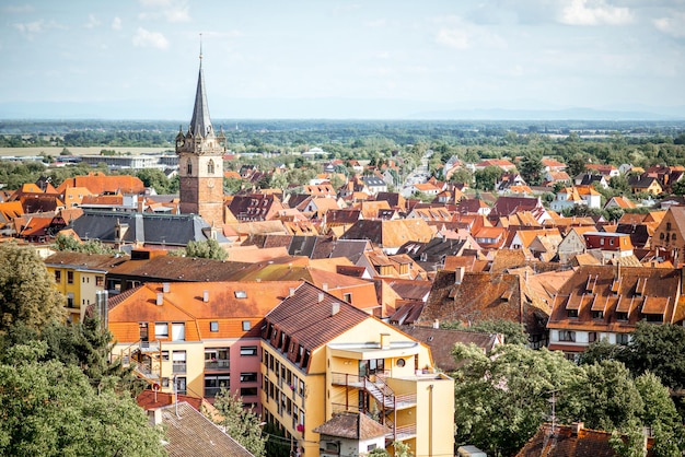 Vista del paisaje urbano en la aldea de Obernai durante la puesta de sol en la región de Alsacia, Francia