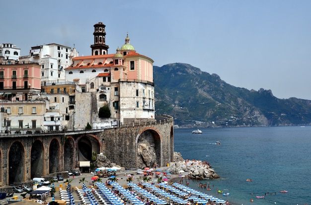 Vista del paisaje urbano de Amalfi en la costa del mar Mediterráneo, Italia