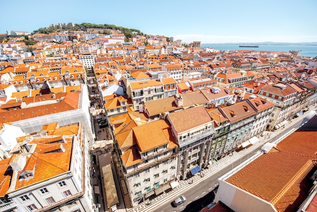 Vista del paisaje urbano en el casco antiguo con la avenida central y la colina del castillo en el horizonte durante el día soleado en la ciudad de Lisboa, Portugal.