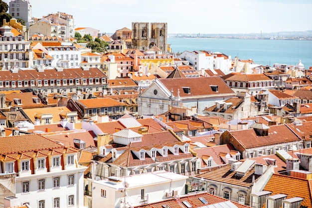 Vista del paisaje urbano en el casco antiguo con la catedral de Santa María la Mayor