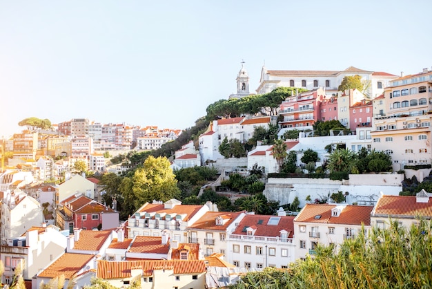 Foto vista del paisaje urbano en el casco antiguo con la iglesia de graca cerca de la colina del castillo en la ciudad de lisboa, portugal