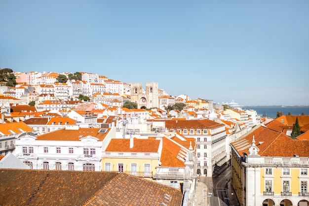 Vista del paisaje urbano en el casco antiguo con la plaza del comercio y la Catedral de Santa María la Mayor en Lisboa, Portugal.