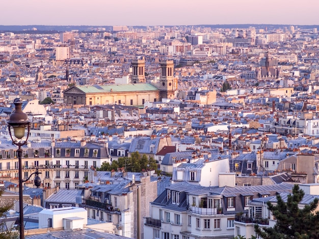 Vista del paisaje urbano desde la colina de La butte Montmartre al norte de París Francia