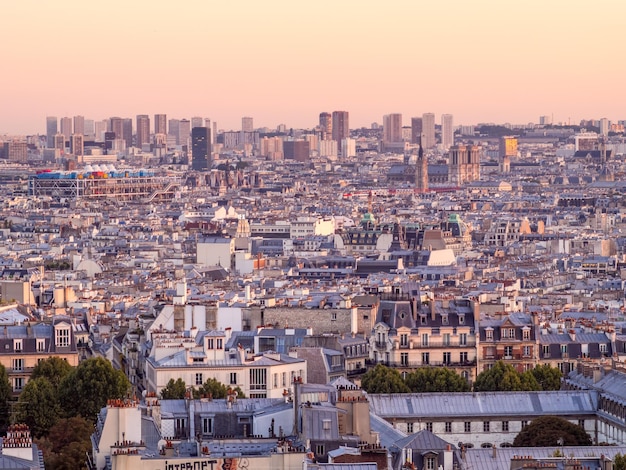 Vista del paisaje urbano desde la colina de La butte Montmartre al norte de París Francia