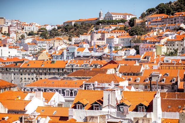 Vista del paisaje urbano en la colina del castillo de la ciudad vieja durante el día soleado en la ciudad de Lisboa, Portugal