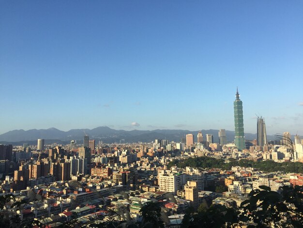 Vista del paisaje urbano contra un cielo despejado