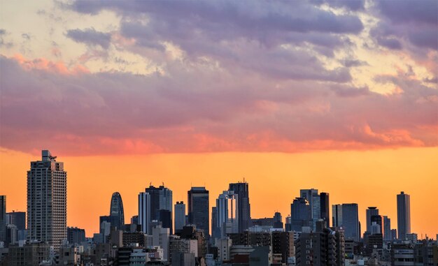 Foto vista del paisaje urbano contra el cielo nublado durante la puesta de sol