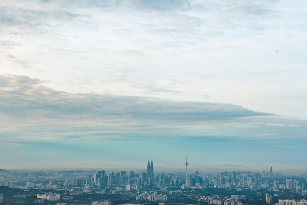 Vista del paisaje urbano contra un cielo nublado