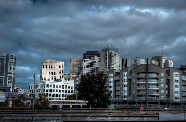 Foto vista del paisaje urbano contra el cielo nublado