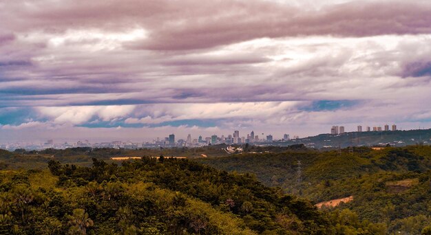 Foto vista del paisaje urbano contra un cielo nublado