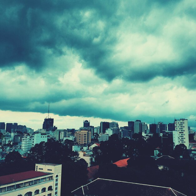 Foto vista del paisaje urbano contra el cielo nublado