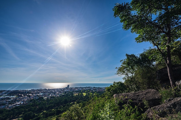 Vista del paisaje urbano del distrito de huahin desde el punto de vista Khao hin lek fai suspiro Khao Hin Lek Fai es un lugar para ver una vista espectacular de toda la ciudad También conocido como radar khao en la población local