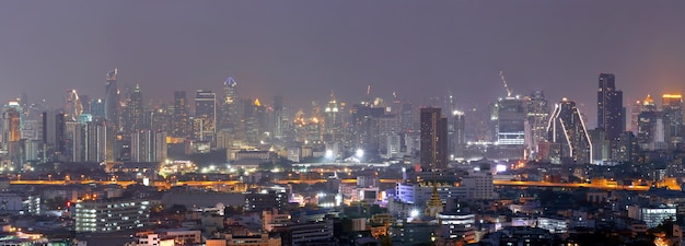 Vista del paisaje urbano de los edificios de negocios de oficinas modernas de Bangkok