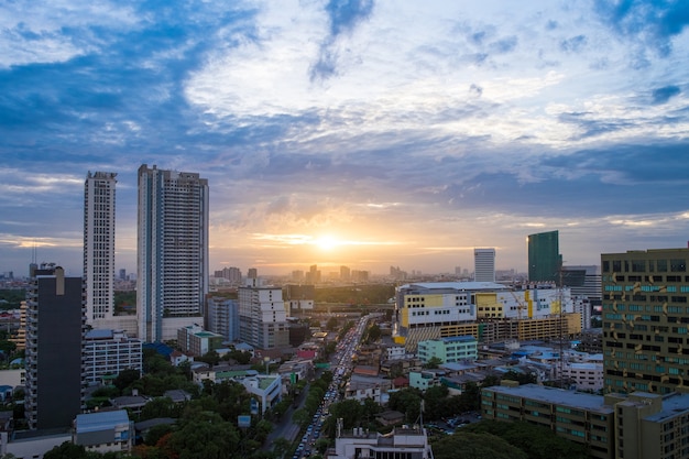 vista del paisaje urbano de hermoso cielo azul color naranja y la construcción Paisaje puesta de sol escena