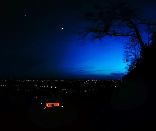 Foto vista del paisaje urbano iluminado por la noche