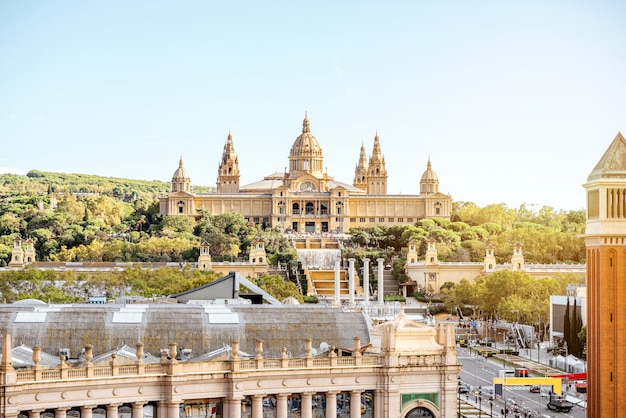 Vista del paisaje urbano en el museo de arte durante el clima soleado en la ciudad de Barcelona