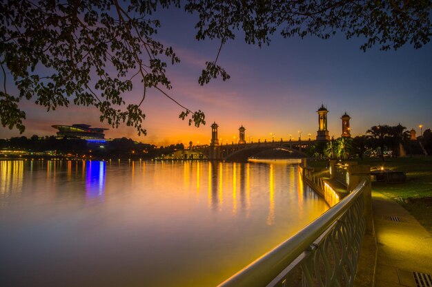 Foto vista del paisaje urbano por la noche