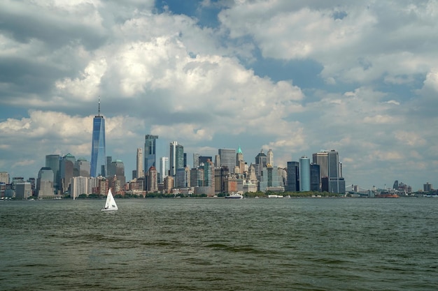 Vista del paisaje urbano de nueva york desde la isla de la libertad del río hudson