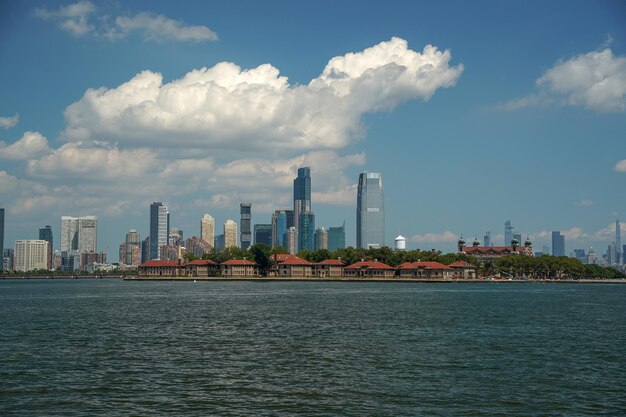 Vista del paisaje urbano de nueva york desde la isla de la libertad del río hudson