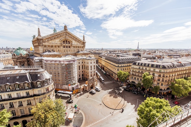 Vista del paisaje urbano de la Ópera y la Torre Eiffel durante el tiempo nublado en París