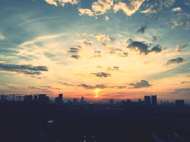 Foto vista del paisaje urbano durante la puesta de sol