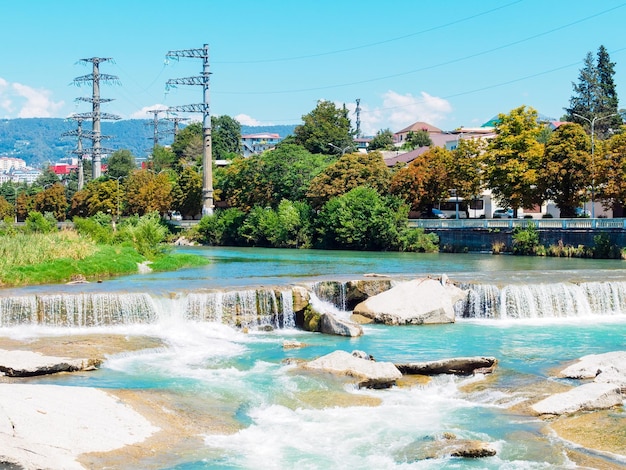 Vista del paisaje urbano del río y las líneas eléctricas.