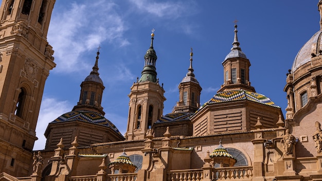 Vista del paisaje urbano en los tejados y torres de la basílica de Nuestra Señora en la ciudad de Zaragoza. Monumento histórico de la región de la Catedral de Aragón. Una iglesia católica romana en España